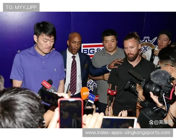 UFC奇迹瞬间：一脚让顶级选手翻滚三圈，震撼全场的瞬间揭秘