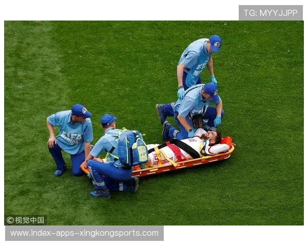 球员赛中受伤被抬出场，医疗团队紧急评估——守护运动员健康的第一线